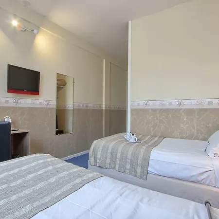 Hotel Western Ile De France 4*